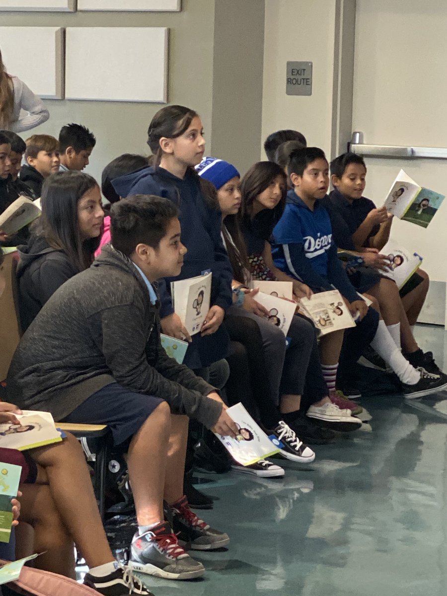 Roosevelt Bears 🐻 rose to the challenge and pledged to read everyday. Our 4th LADF assembly with guest Dodgers Alumni Al Ferrara ⚾️💙. Thank you for bringing out the joy of reading to our students. @lavelle_tammy #proudtobeLBUSD @BJKLInitiative @DodgersFdn @LBElemSchool