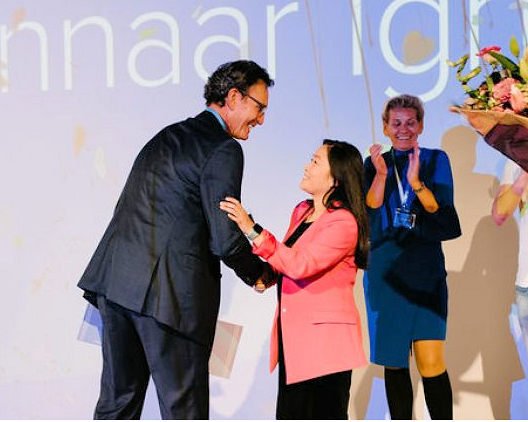 Erkenning voor een topper uit #Emmen : <a href="/CodeGorillaNL/">CodeGorilla</a> werd door de vakjury als winnaar gekozen van de IGNITE Award 2019. De sociale onderneming van <a href="/DiemDo_/">Diem</a> helpt mensen die buiten het arbeidsproces staan met een intensieve opleiding van drie maanden aan het werk in de IT-sector.