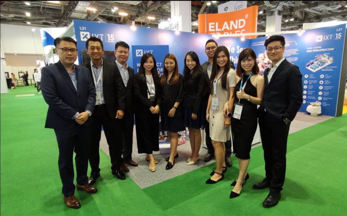 paaliq's tweet image. Thanks to the colleagues of IX Techonology who sent this beautiful group photo during the Cloud Expo event in Singapore. #ixtechnology