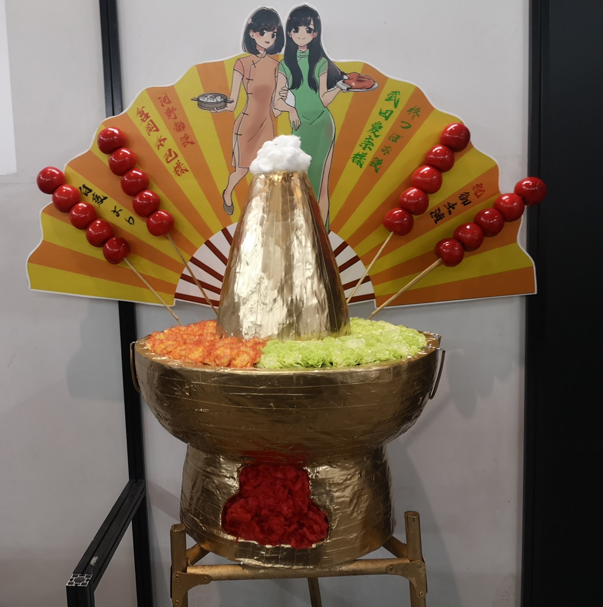 ハッキュウ 白芨 北京イベ行けないけどフラスタを贈りました 北京的なものいっぱい考えました 北京 火鍋とタンフールと扇子で祝い花を作って イラストは北京ダックと小籠包とチャイナドレスをテーマにしました あとは 中国のイベントなので