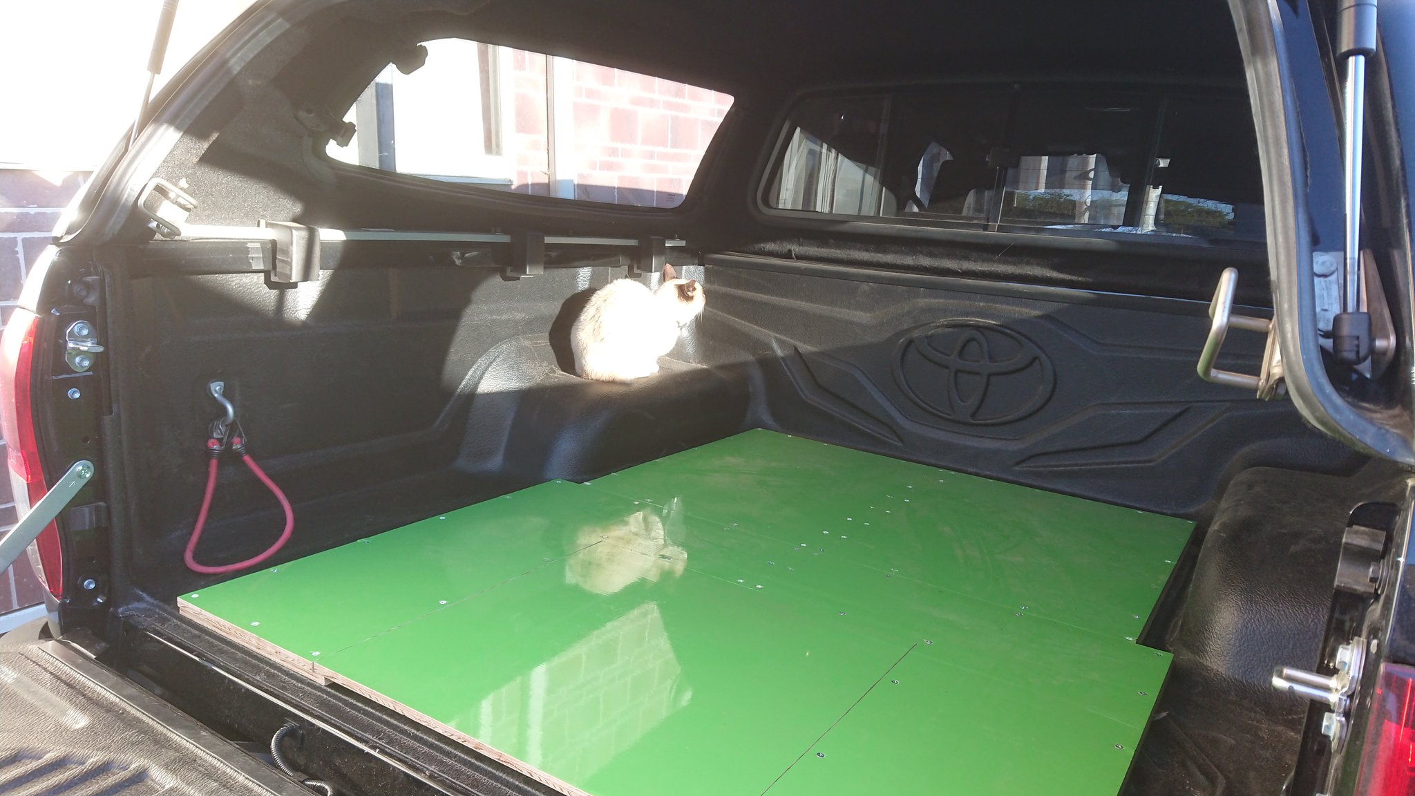 埼玉の風雲児 仕事でガッツリ使うので 荷台に自作のスライド式の棚を付けてます 意外と奥の荷物が登らないと手が届かないのでスライドできると非常に便利です ハイラックス 車好きと繋がりたい T Co Qa02p62fud Twitter