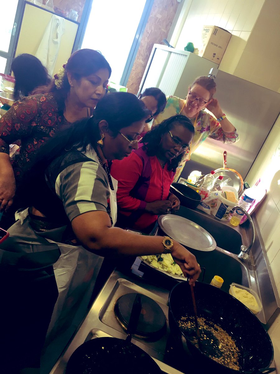 villedegrigny91's tweet photo. {Festival de l’Inde } chaleureuse ambiance ce matin au Centre de la vie sociale pendant l’atelier de #cuisineindienne 🥗🍀proposé par la grignoise Santi Djearamin #samossa #chapatis #epices #bonnehumeur #couleurs #bienveillance à déguster ce midi sans modération ! 😊✨✨✨ https://t.co/wvGpMeq0Wy