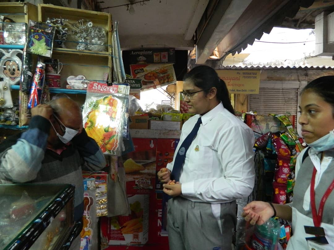 FITINDIA9's tweet photo. Team Heal-Thy-Self on 7th Nov distributed Oxygen masks along with jaggery to shopkeepers, vendors and workers in the Saket region making them aware of how jaggery helps in cleansing and purifying the entire respiratory system keeping one fit and healthy.#combatpollution #FitIndia https://t.co/QBW20G9VUb