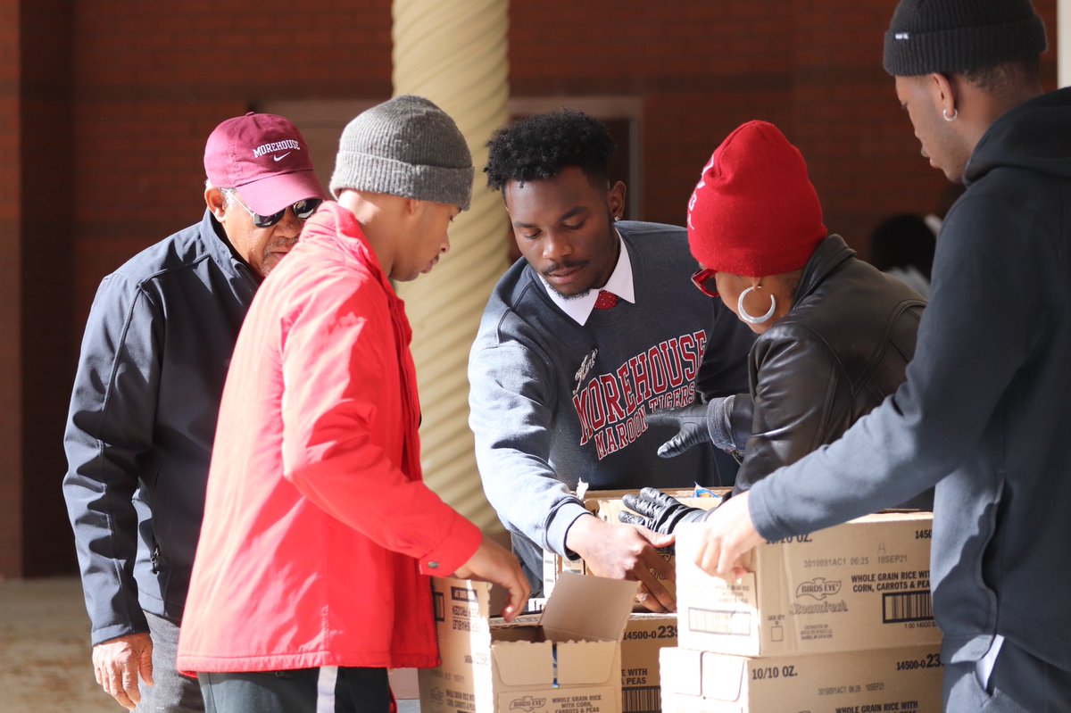 Morehouse_SAAC's tweet photo. #MHCSAAC Service Alert: Kaelan Ashford-Jones & Chazz Walker ⚾️, Maurice Pugh 🎾 & Randy Howard 🏈 descended upon Dunbar elementary school to spend four hours unloading, organizing and distributing food the Mechanicsville community.
#MorehouseServes #MaroonTigers | 📷: @kaelan_ https://t.co/arBodrPw33