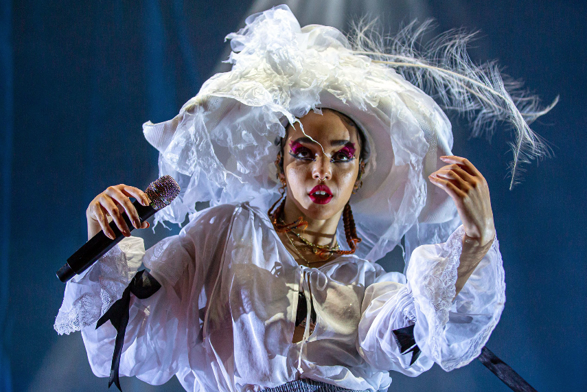 RollingStone's tweet photo. FKA Twigs talks growing up, learning martial arts and more in Beats 1 interview https://t.co/Lfx9zE9bAm https://t.co/xXshrGsPNo