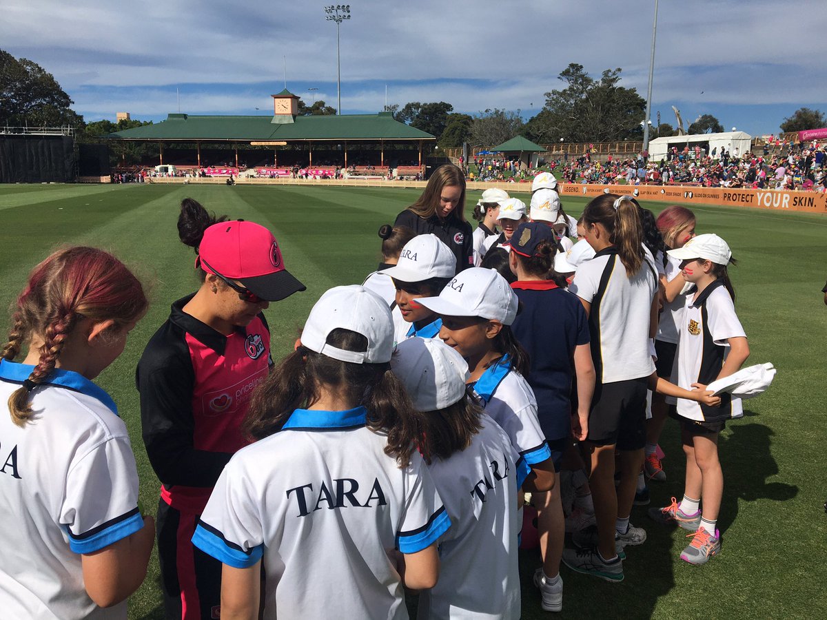 julie_stafford1's tweet photo. Awesome to welcome #IPSHA Girls Cricket teams to @SixersWBBL @Abbotsleigh @loretonh @tarasport Thanks @laurensmith74 and #LaurenCheatle https://t.co/A0eBNkrXbp