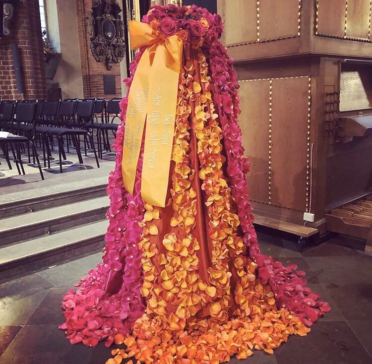 Om denna bild stämmer, om detta är ett blomsterarr från Sara Danius begravning så är det helt gemialiskt på så många sätt. Vila i frid Sara. Tack för det du gjorde och den du var.