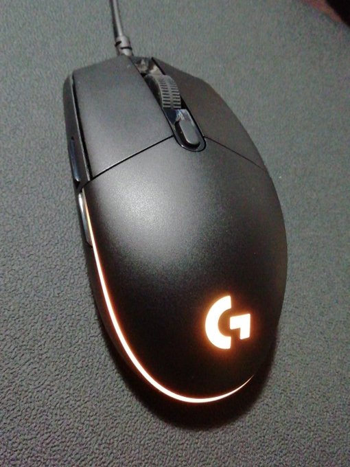 右クリ反応しなくなったのでちょっと奮発して買いました。
余計なボタン類ついてないから良い感じ。常時七色に光るのがね... 