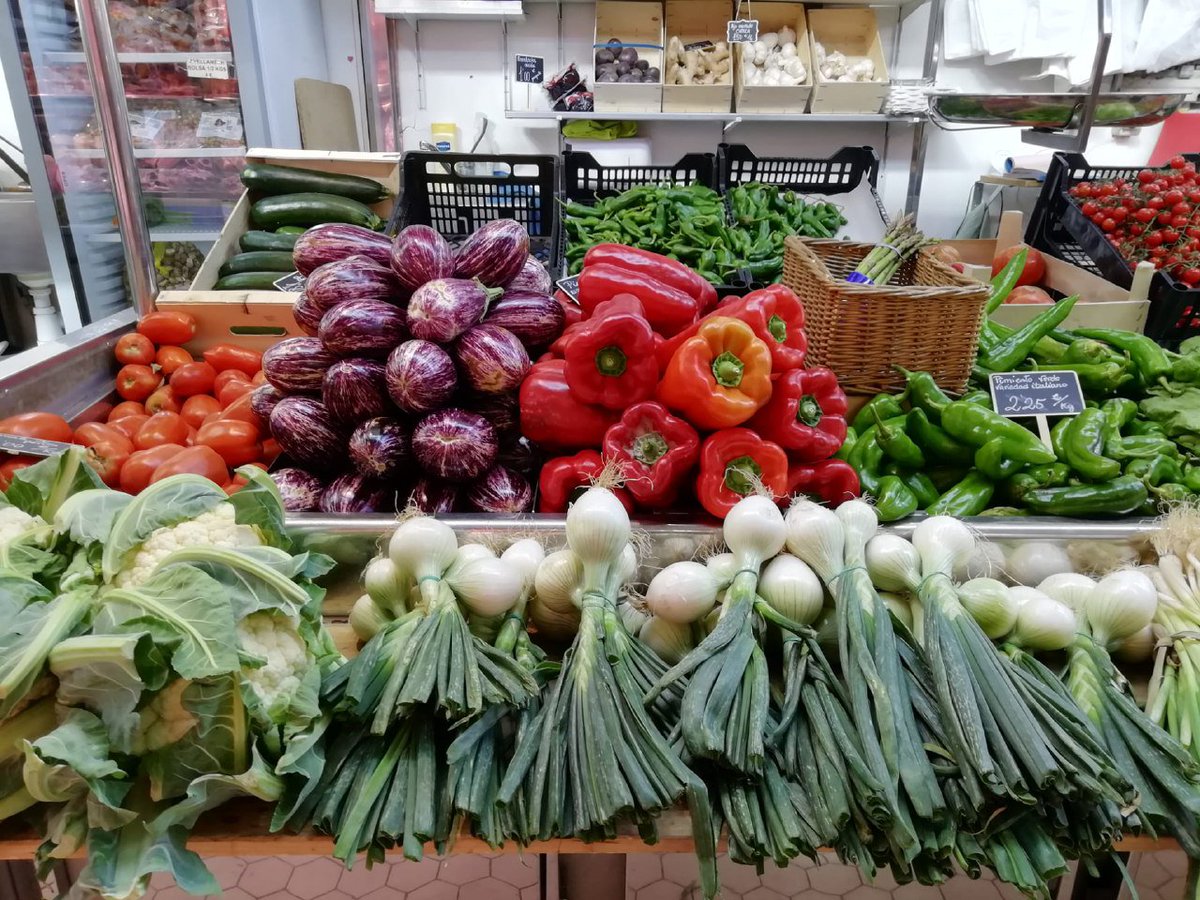 🥝🥕 Ja saps, dissabte és dia de #mercat i tenim la sort de comptar amb un fum de mercats municipals plens de productes de proximitat, de l’horta 🥔 i de temporada 🍆. Fes la teua llista 📝 i acosta't al que vulgues o tingues més a prop! 🙌🏻