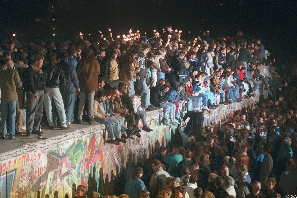 GermanyinUSA's tweet image. Today is the 30th anniversary of the fall of the Berlin Wall!! 🍾
The Wall divided East and West Berlin for 28 years. But today marks 10,957 days since ordinary Berliners tore it down! 🎉🥳
Won't you celebrate with us? 🇩🇪❤️🇺🇸
#FalloftheWall #FalloftheWall30