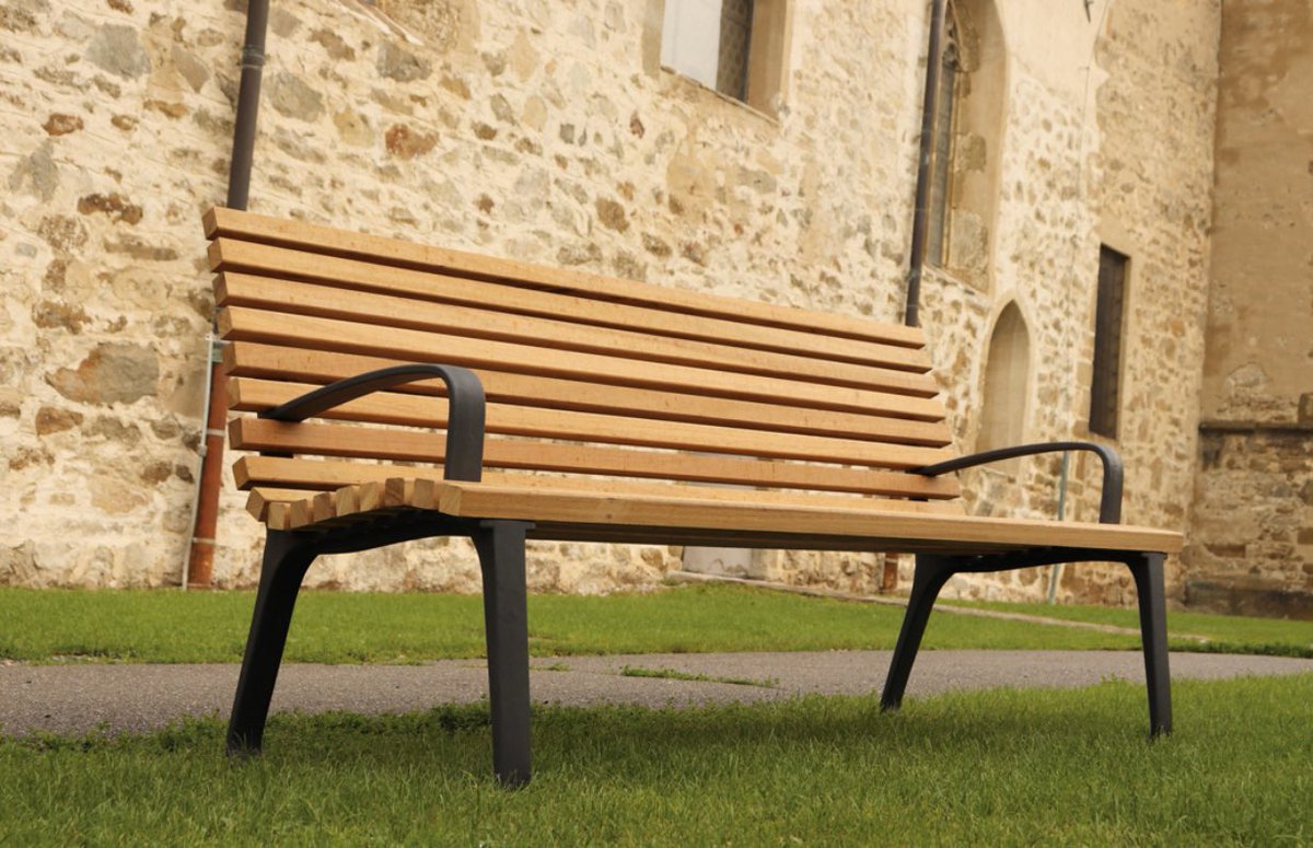 Bench produced by ATRIVA, from cast aluminium and troopical wood.
#bench #urbanfurniture #architecture #urbanphotography #wood #handmade #photography