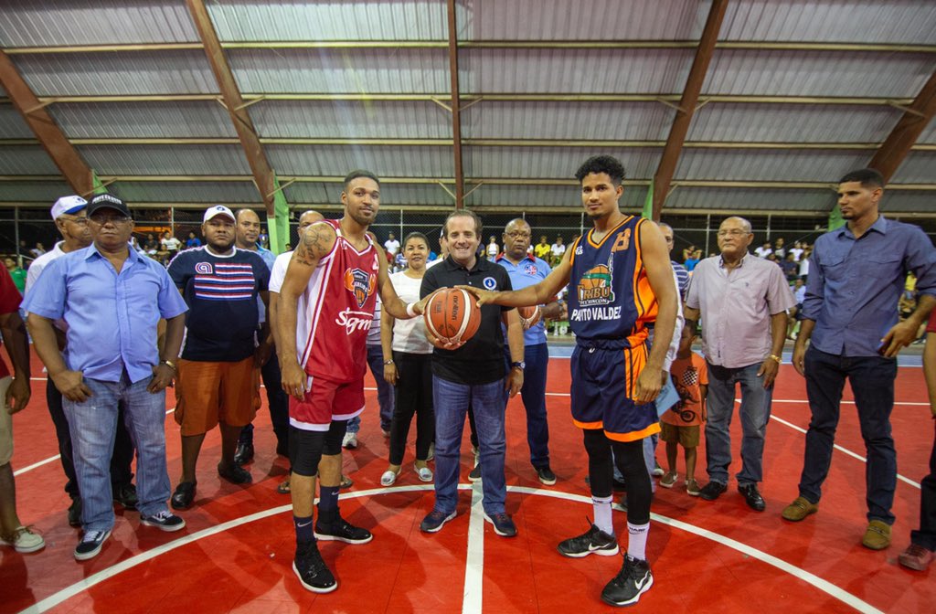 JosePaliza's tweet photo. Ayer compartí con los jóvenes de Montellano en la celebración del Torneo de Baloncesto Superior... 

¡Gracias por la dedicatoria!

#PuertoPlataVaEnSerio #Deporte https://t.co/96P43pyqMa