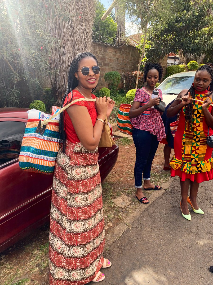 cremechic11's tweet photo. Apparently, only women are allowed to carry the gifts we came with. And they have to come in specific woven bags and carried in a specific manner. 😁😁 https://t.co/mXOsD8yFri