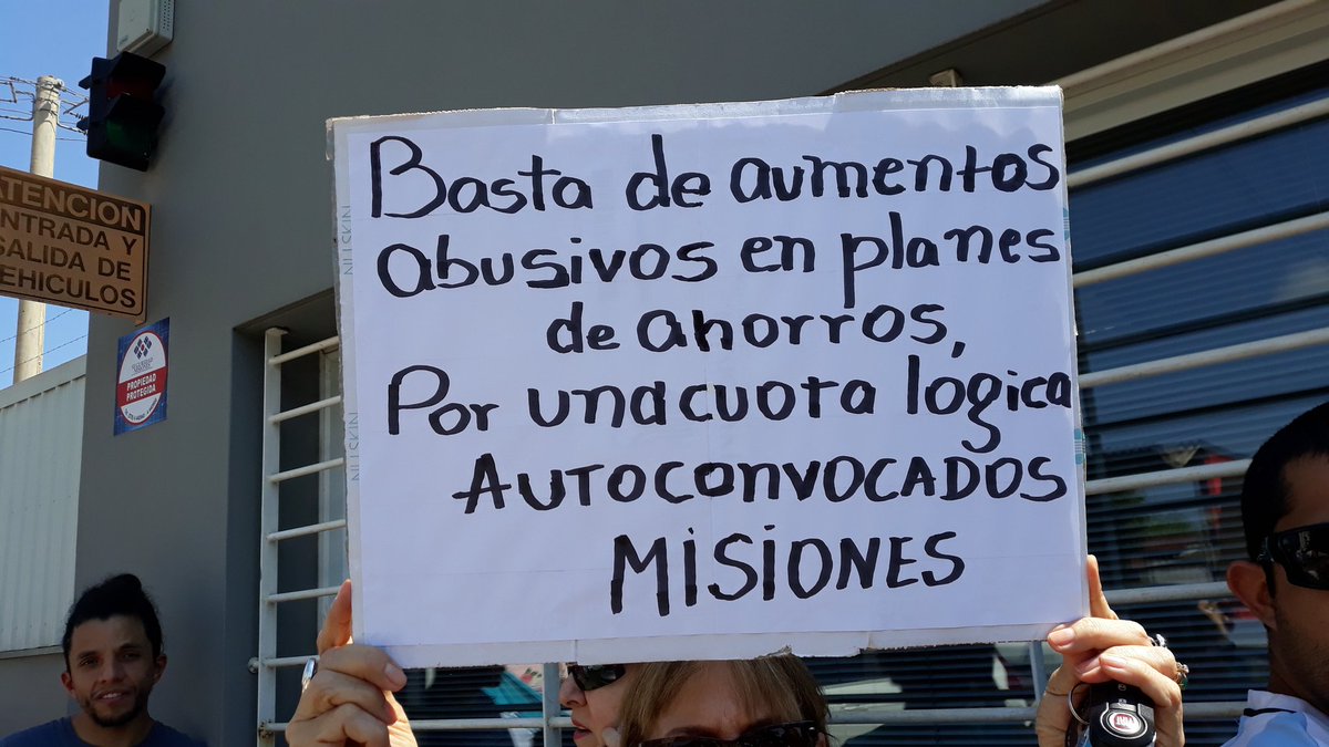 maritarsia's tweet photo. #Autoconvocados #Ahora frente a Sewald . Fiat es la única que rechazó la cautelar del Juez Federal el Dr. Luis Casals https://t.co/EHq6xCqkhh