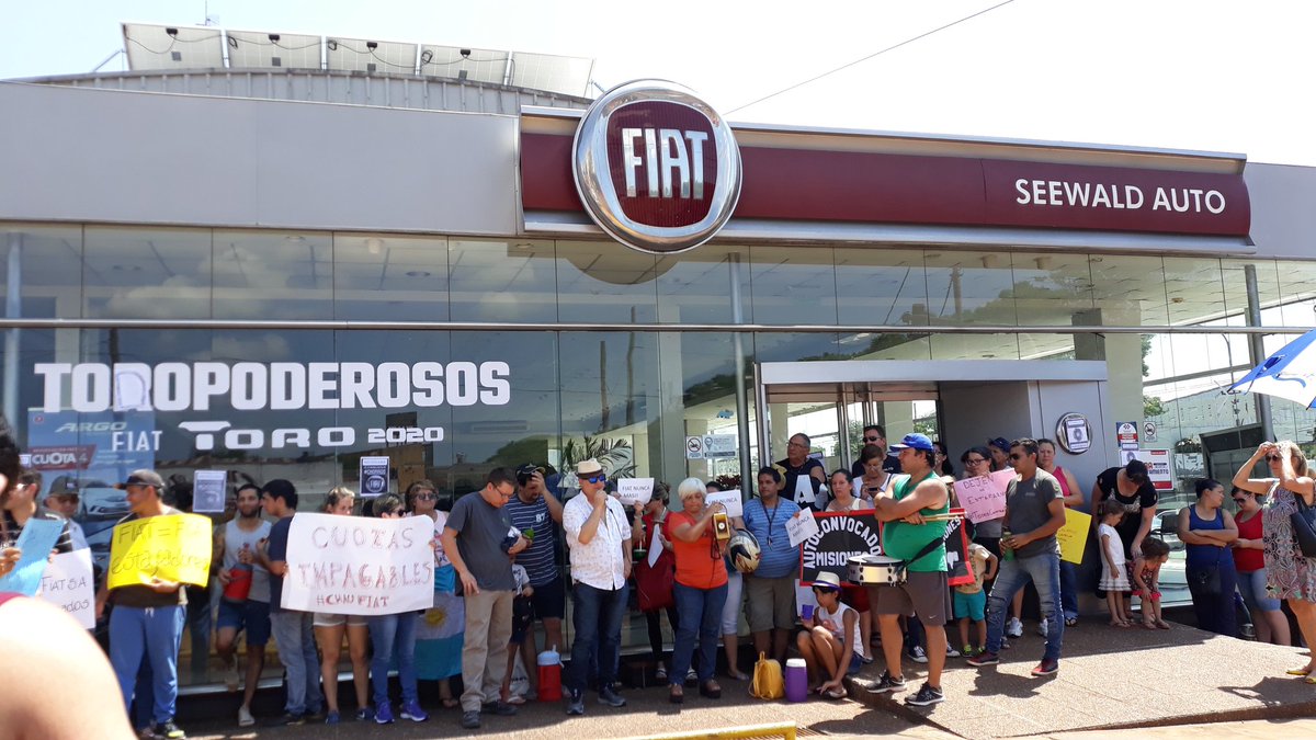maritarsia's tweet photo. #Autoconvocados #Ahora frente a Sewald . Fiat es la única que rechazó la cautelar del Juez Federal el Dr. Luis Casals https://t.co/EHq6xCqkhh