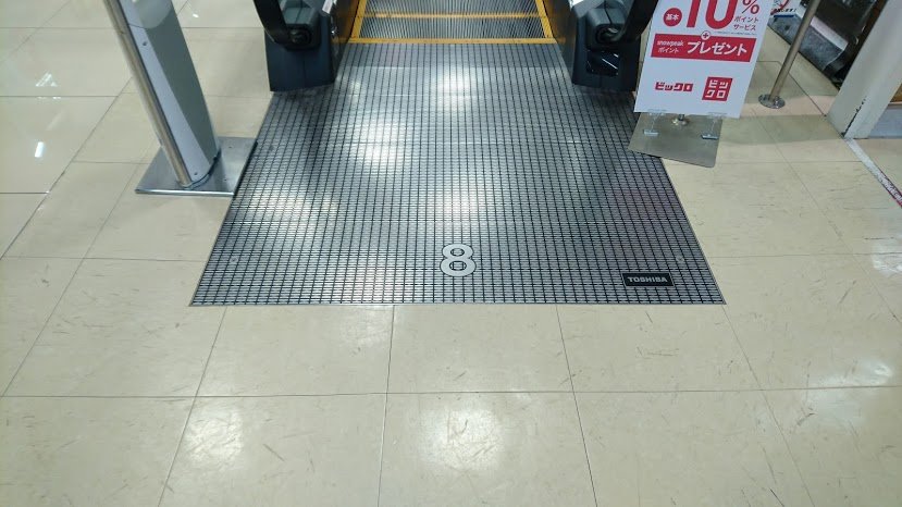 ビックロのエスカも東芝製でした。
こちらも三越アルコット時代の末期に東芝に交換されたと思われます。以前もエレと同じくOTIS製だったと考えられます。