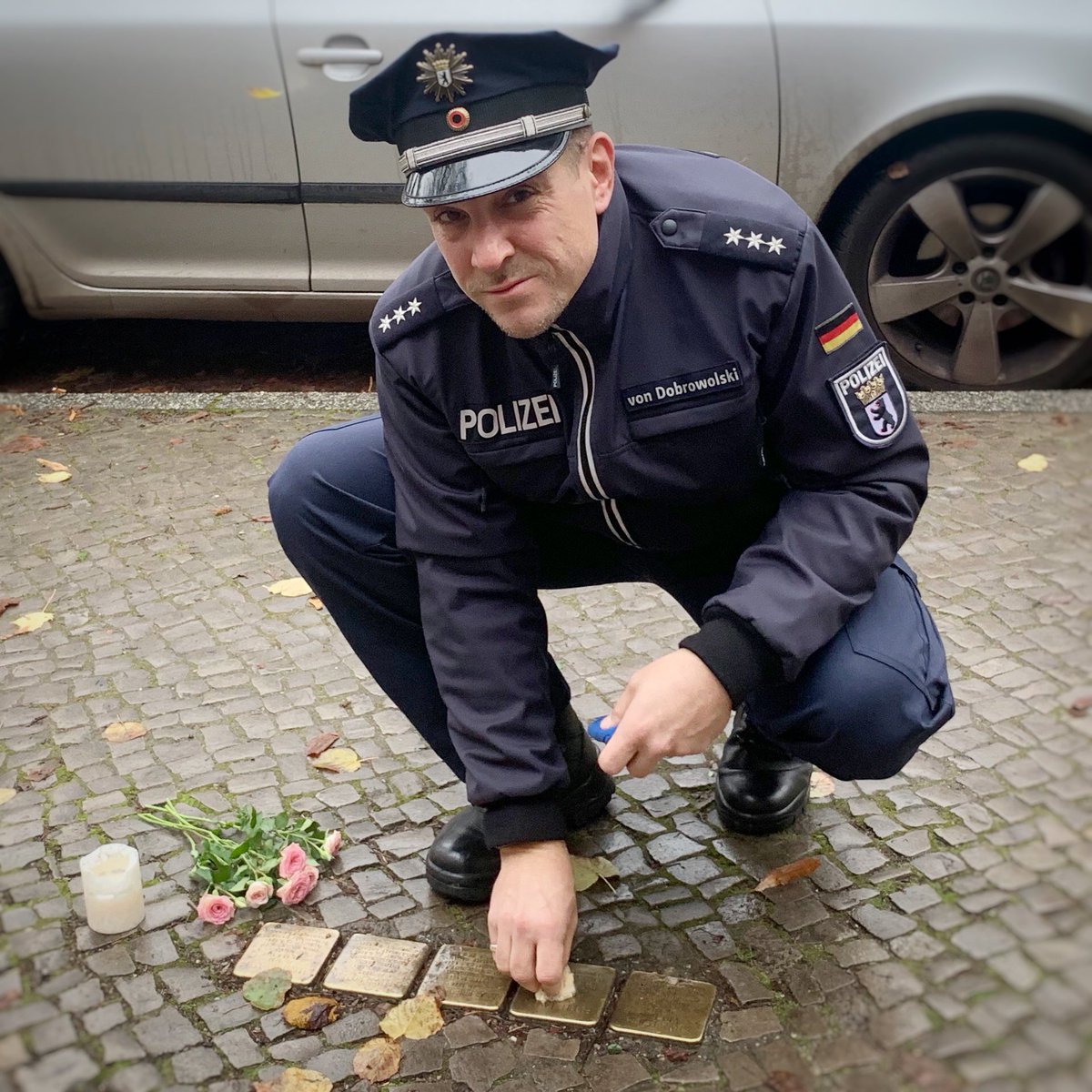 Heute gedenke ich derer, die in den dunkelsten Jahren deutscher Geschichte einen grausamen Tod fanden.
Als Mensch, dessen Vorfahren dies taten oder nicht verhinderten.
Als Polizist, dessen Kollegen an diesem Verbrechen beteiligt waren.
#NieWieder #KeinVerblassen #9November