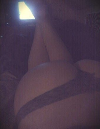 Cumartesi akşamı için hazırlanıp dışarı mı çıksam yoksa evdemi kalsam karar veremiyorum...