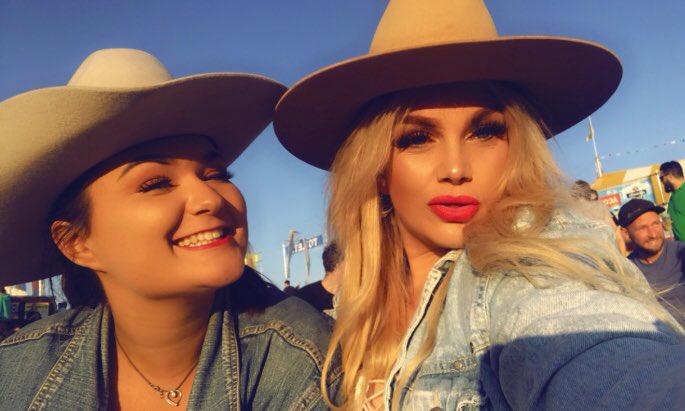 BRSCountry's tweet photo. Missing Summer golden hour... but getting excited for some country Christmas songs, hot chocolate and maybe snooowwww 🙏🏼🤞🏼 head over to Facebook to see our Christmas gig list 🎄🎄🎄 https://t.co/Hw7EGBQne5