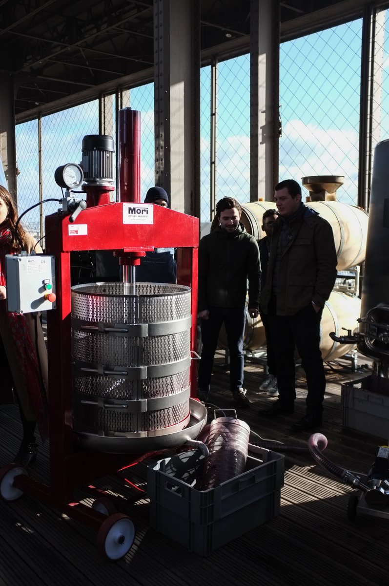 La <a href="/WinerieP/">Winerie Parisienne</a> a planté des vignes à Davron sur la plaine de Versailles il y a 3 ans et pour fêter la première récolte, elle a installé un chai éphémère à 57m d’altitude, au 1er étage de la Tour Eiffel ! J’ai assisté au pressurage 👉🏻 lastringent.fr/winerie-parisi…