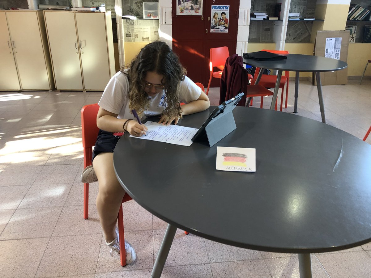 IBArenassur's tweet photo. #MUN ... preparación en progreso para poder hacer un buen #debate 
#IBDP #CAS #elpoderdeCAS https://t.co/NDKmA6AoJx