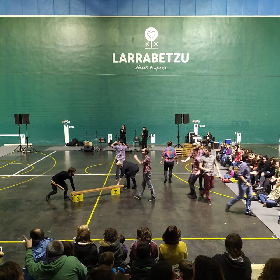 iPatxi's tweet photo. Bart Tio Teronen semeak dantzan herriko frontoian, barrezka eta dantza eta musikaz gozatzen bertan geunden guzti guztiok. 
Biba zuek! Antton eta beste asko!

#larrabetzu Herri bizia! https://t.co/F5lJFaJUUm