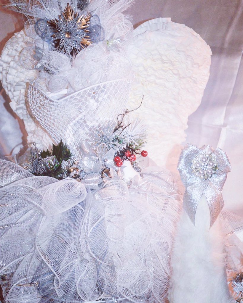 HannahsandMias's tweet photo. Finally finished this #beautiful stand. #SaturdayMotivation #WinterWonderland for the #holidays great for #windowdisplay #wings dine by me. #wiredbasket #Christmas #decor @Macys @MarthaStewart #smallbusinessowner #headpiece @DIYNetwork @hgtv #DIY #YouTuber https://t.co/qfCGoLWdlc