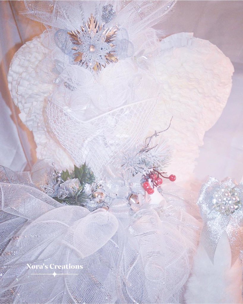 HannahsandMias's tweet photo. Finally finished this #beautiful stand. #SaturdayMotivation #WinterWonderland for the #holidays great for #windowdisplay #wings dine by me. #wiredbasket #Christmas #decor @Macys @MarthaStewart #smallbusinessowner #headpiece @DIYNetwork @hgtv #DIY #YouTuber https://t.co/qfCGoLWdlc