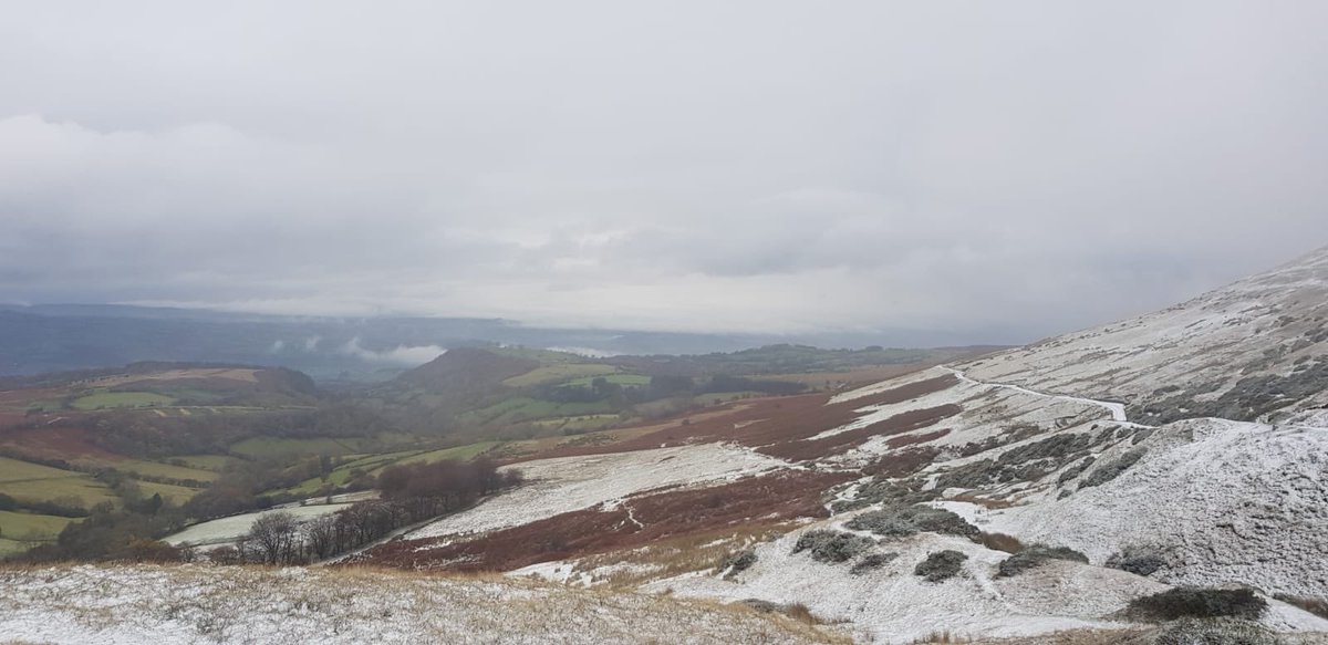 BreconMRT's tweet photo. Winter has arrived in the hills overnight. Wrap up warm and carry the appropriate food &amp; equipment if going out and enjoying the #snow in #BreconBeacons, #CambrianMountains, #MidWales. https://t.co/0EPW0jUqDa