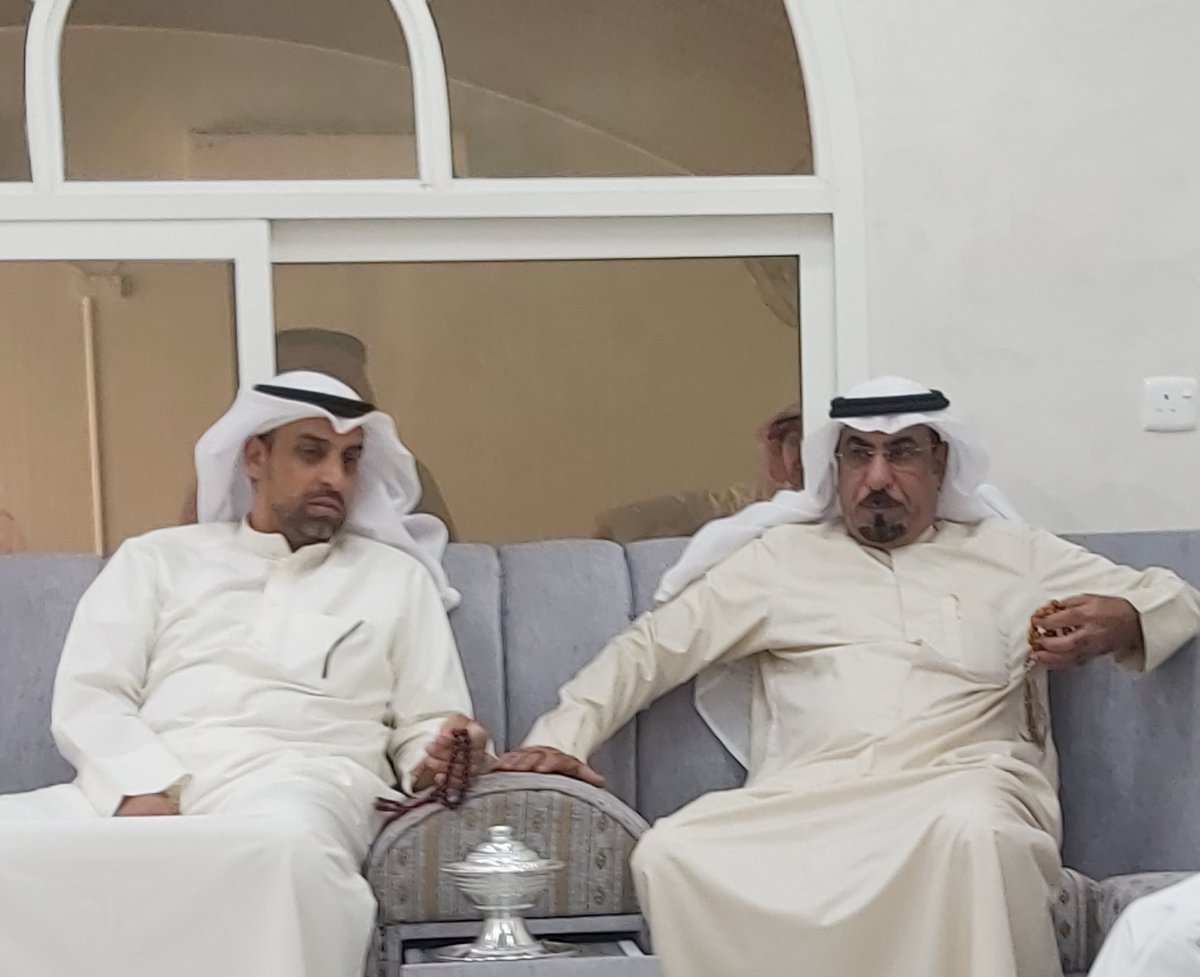 ياسامعين الصوت للصوت عنوان
عنوانها ينصى بعيد الهقاوي
شيال حملِِ ما يشيله بليهان
وطير السعد شاله ودونه ثناوي
حر ومنزاله على كل ما بان
ماهو من اللي منزله بالمهاوي
هذا بن طامي لاختفى ناقص الشان
يبين لك والعلم جاك متساوي
محمد ولد ناصر فزع كل بلشان
عز الرفيق الى بلته البلاوي
#العجمان