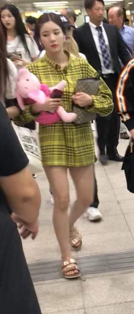 15) one of the most babiest things I’ve ever seen her so was carry around this piglet plushie only for it to turn into a piglet blankie ;-;