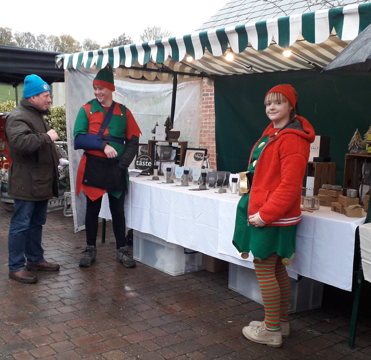 Merry Christmas from Droitwich Salt ☃️ We're feeling festive at <a href="/Checketts_/">Checketts Ombersley</a> Christmas Market! 
#ChristmasIsComing #supportlocal