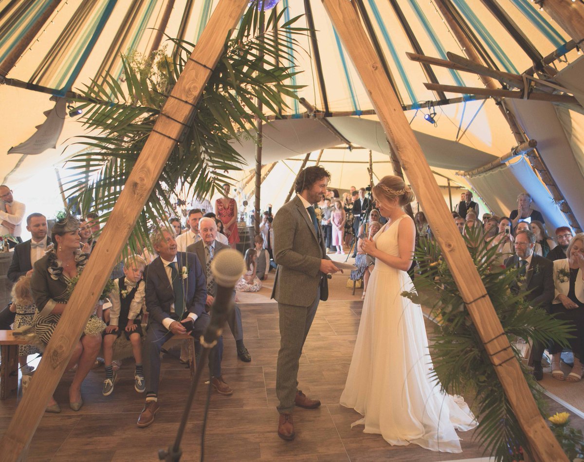 ThefarmFWE's tweet photo. Beautiful shot of Kate &amp; Daniels wedding at The Farm 💕

📸 Helen Cotton Photography 

#thefarmfwe #weddingsatthefarm #weddings https://t.co/9X33w02v9X