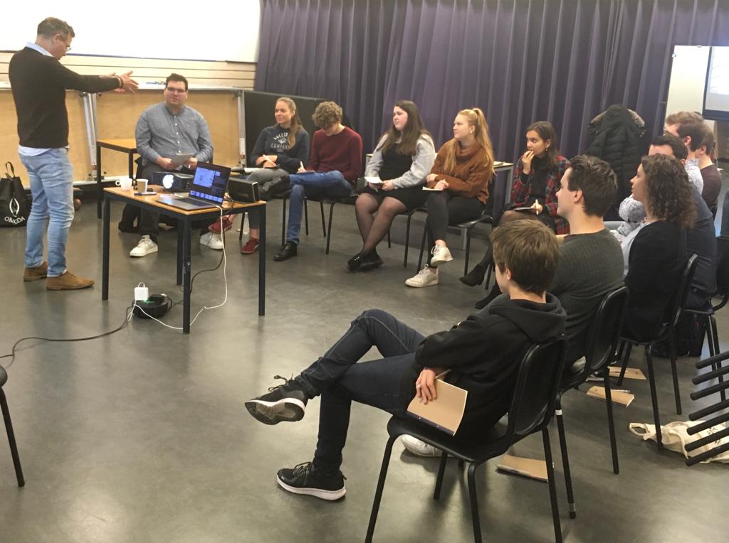 EuregioJeugd's tweet photo. Vanavond concert @TheatersTilburg, maar onze jonge aanvoerders krijgen vanochtend eerst nog een cursus leiderschap van @pauljvanloon, ook dat is EJO! #trots https://t.co/elFzcVZgK0