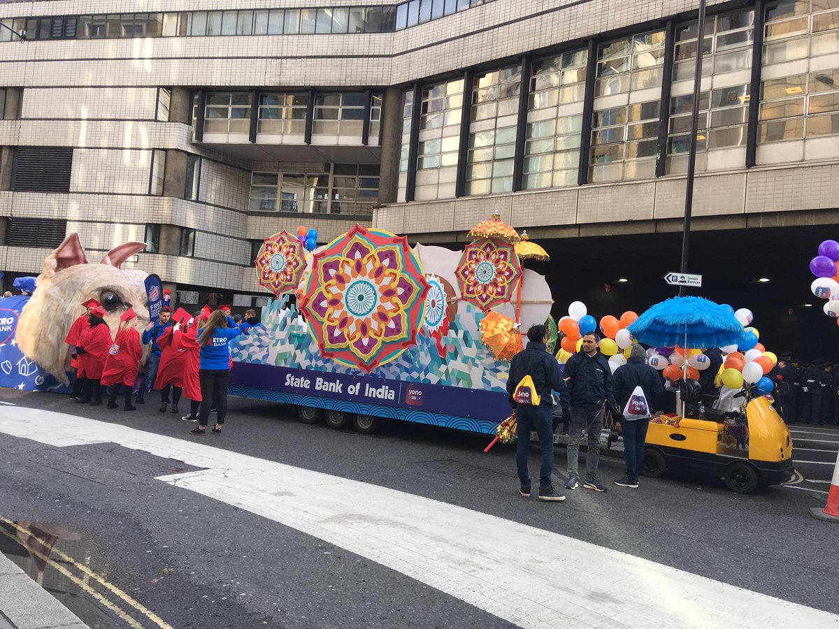 shemyslocs's tweet photo. Look out for @TheOfficialSBI and #binbot today @lordmayors_show @EEALondon #LordMayorsShow @BBCOne @cityoflondon https://t.co/mNGcSNAMjB