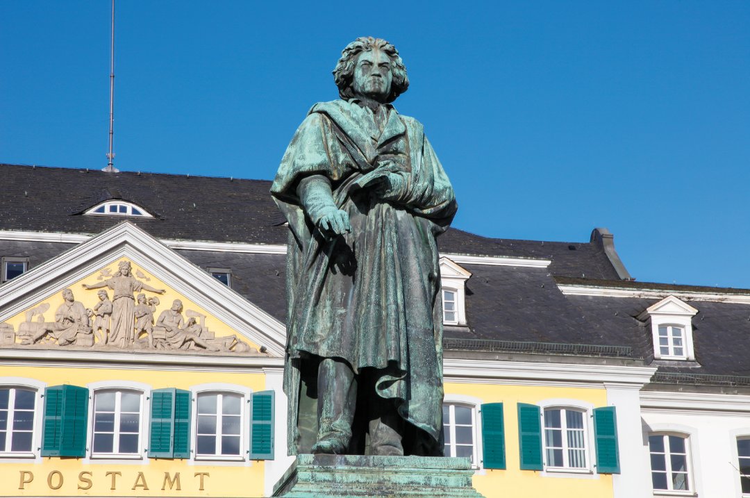 IntercityHotel's tweet photo. Mit wem würdest Du gern das Beethoven-Haus in Bonn besuchen? Unser IntercityHotel Bonn ist nur 10 Minuten zu Fuß entfernt. Auch hier wohnst du mitten in der Stadt 😉 👏 #immerindercity https://t.co/EWlNo4fdXD