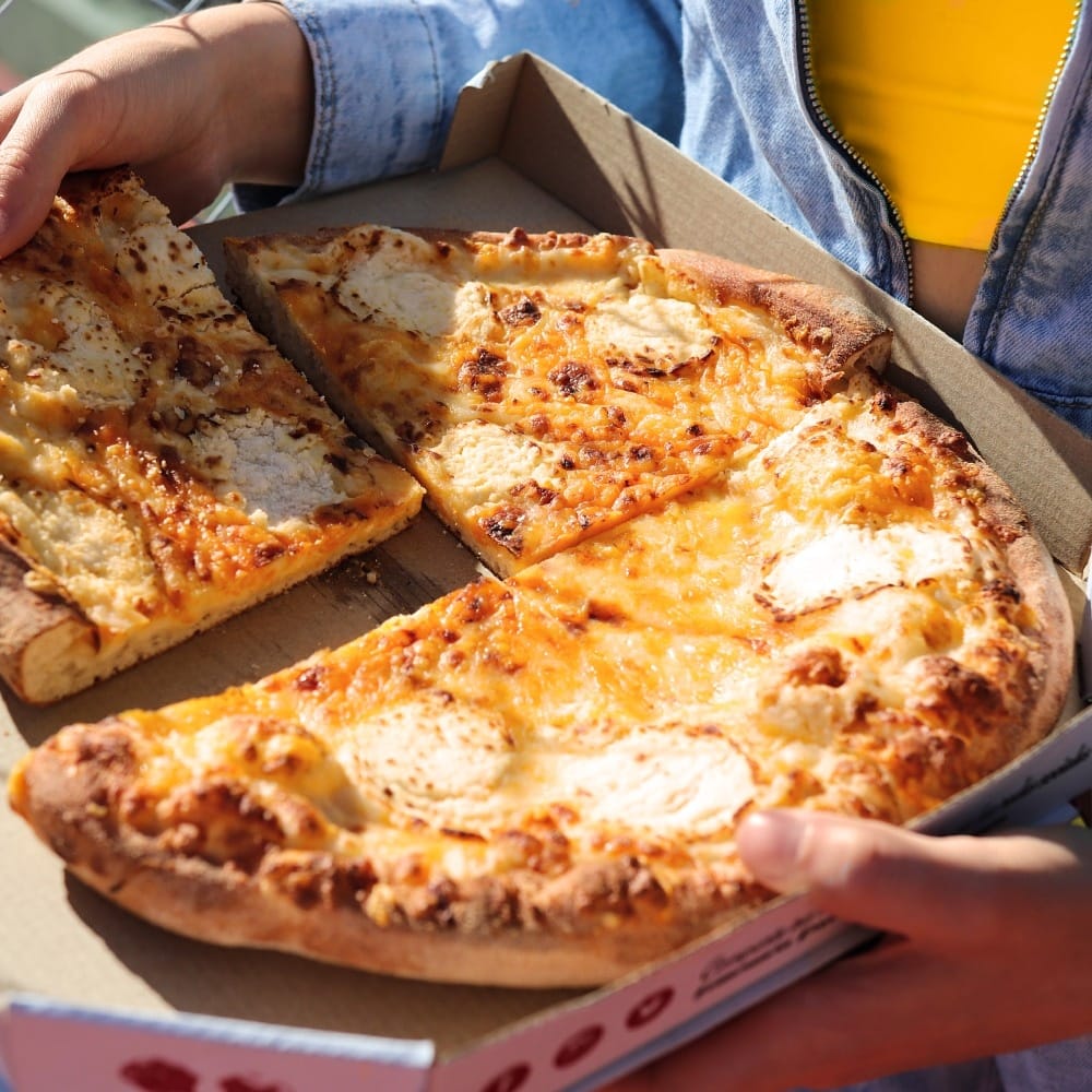 Nuestra pizza #CABRINI está tan buena, que este finde querrás llevártela contigo a todos lados. 😍
 -
👇 Pide tu pizza favorita aquí 👇
☎️ 910 07 65 00
💻 pizzeriascarlos.es
📲 App
.
#PizzeriaCarlosPinto #pinto #momentoscarlos #realstreetfood #backtopizza #PizzeriasCarlos