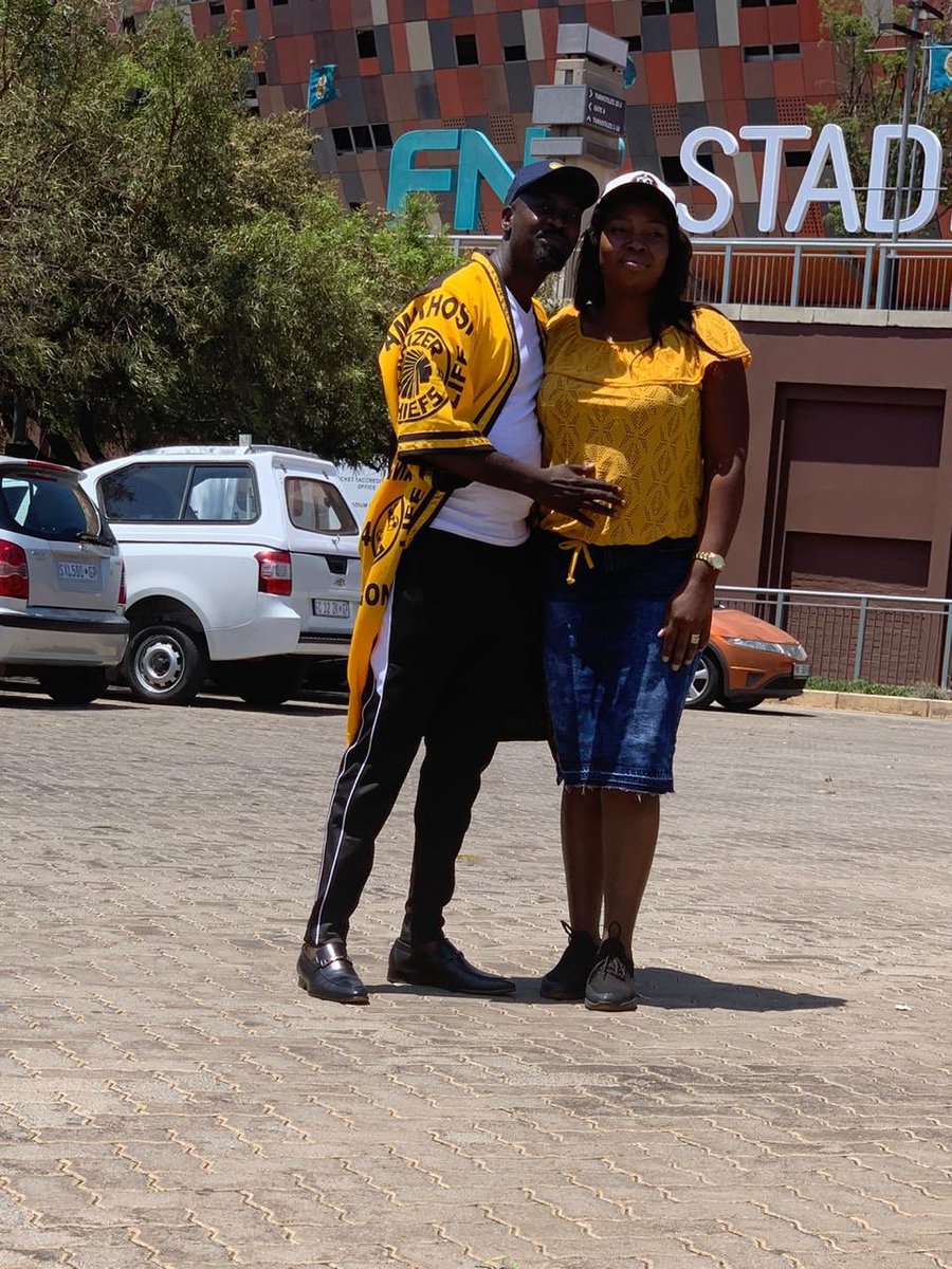 Mzanzi your favourite couple is catching the derby today. Bhut Hector for Chiefs and sis Nonhlanhla for Pirates, who will take it?  #KFCProposal  #SowetoDerby  