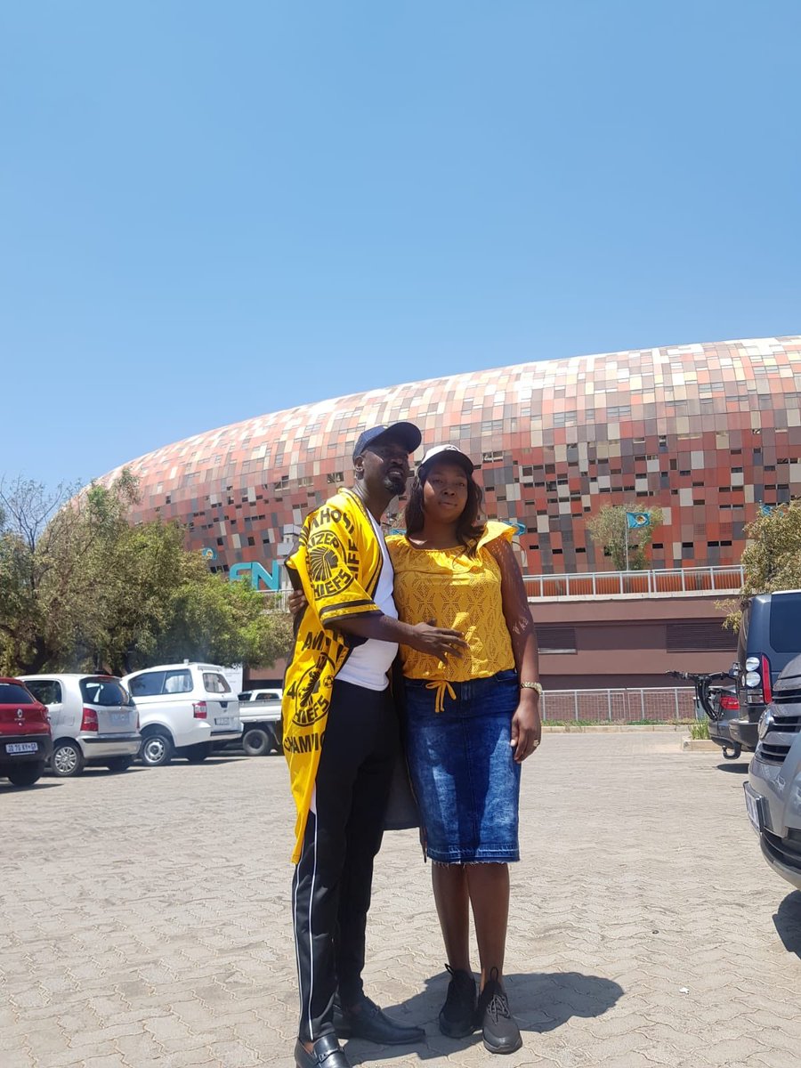 Mzanzi your favourite couple is catching the derby today. Bhut Hector for Chiefs and sis Nonhlanhla for Pirates, who will take it?  #KFCProposal  #SowetoDerby  