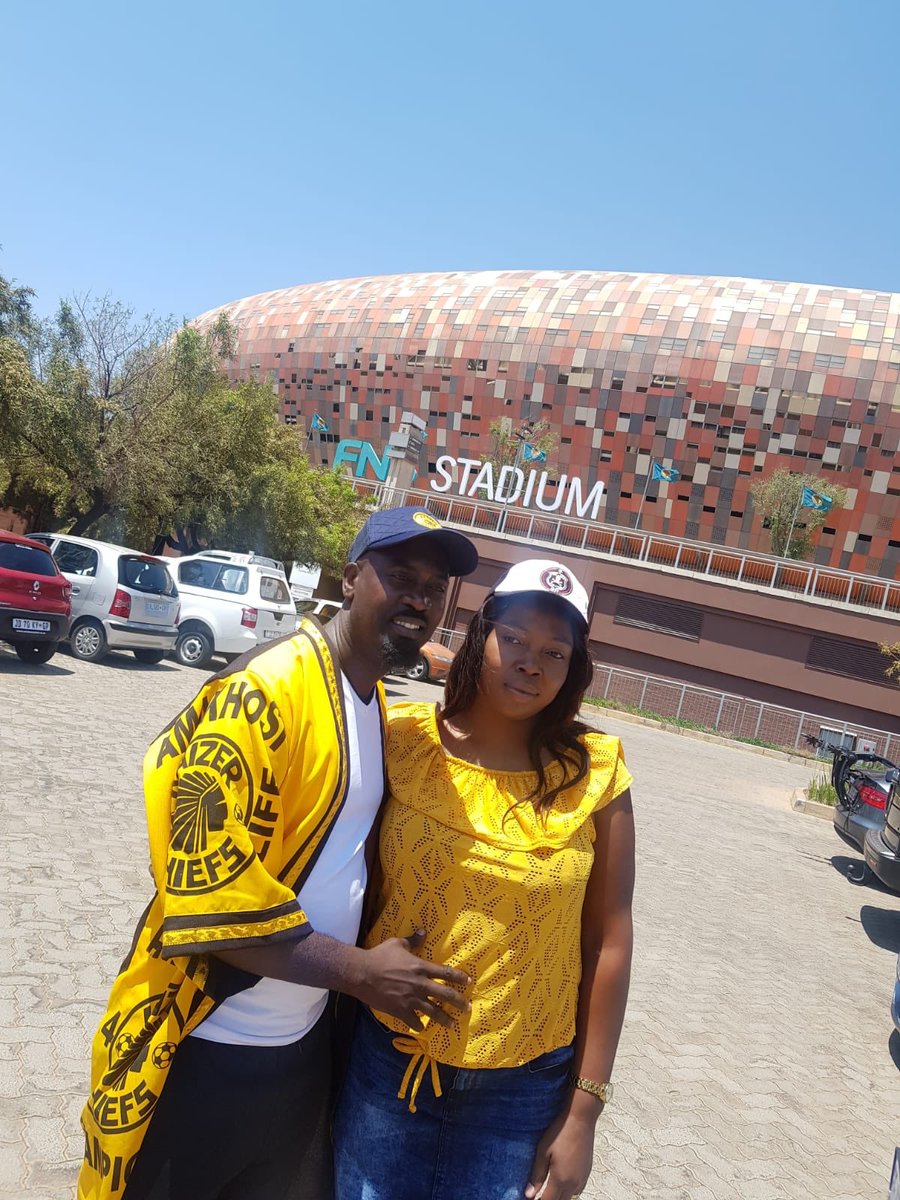 Mzanzi your favourite couple is catching the derby today. Bhut Hector for Chiefs and sis Nonhlanhla for Pirates, who will take it?  #KFCProposal  #SowetoDerby  