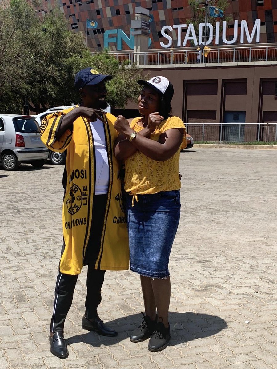 Mzanzi your favourite couple is catching the derby today. Bhut Hector for Chiefs and sis Nonhlanhla for Pirates, who will take it?  #KFCProposal  #SowetoDerby  