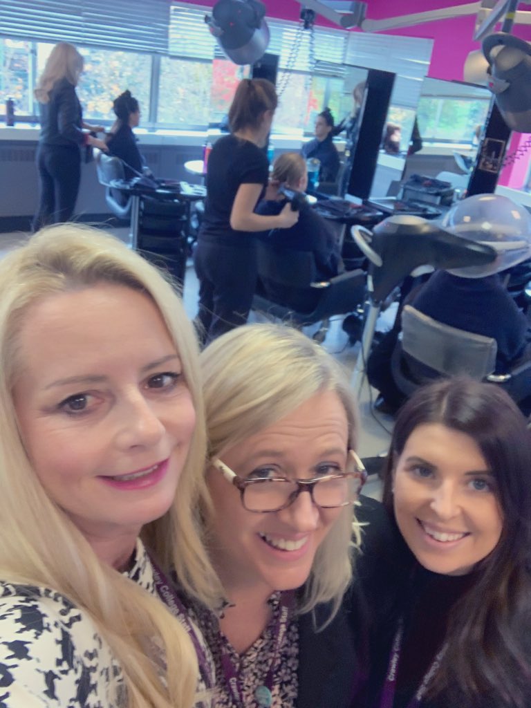 DonnaTurnerIrw1's tweet image. Open morning ‘selfie’ busy salon full of level 1 learners and their clients 😍💓💇‍♀️💆‍♀️#changinglivesthroughlearning @CrawleyCollege @jochappel4