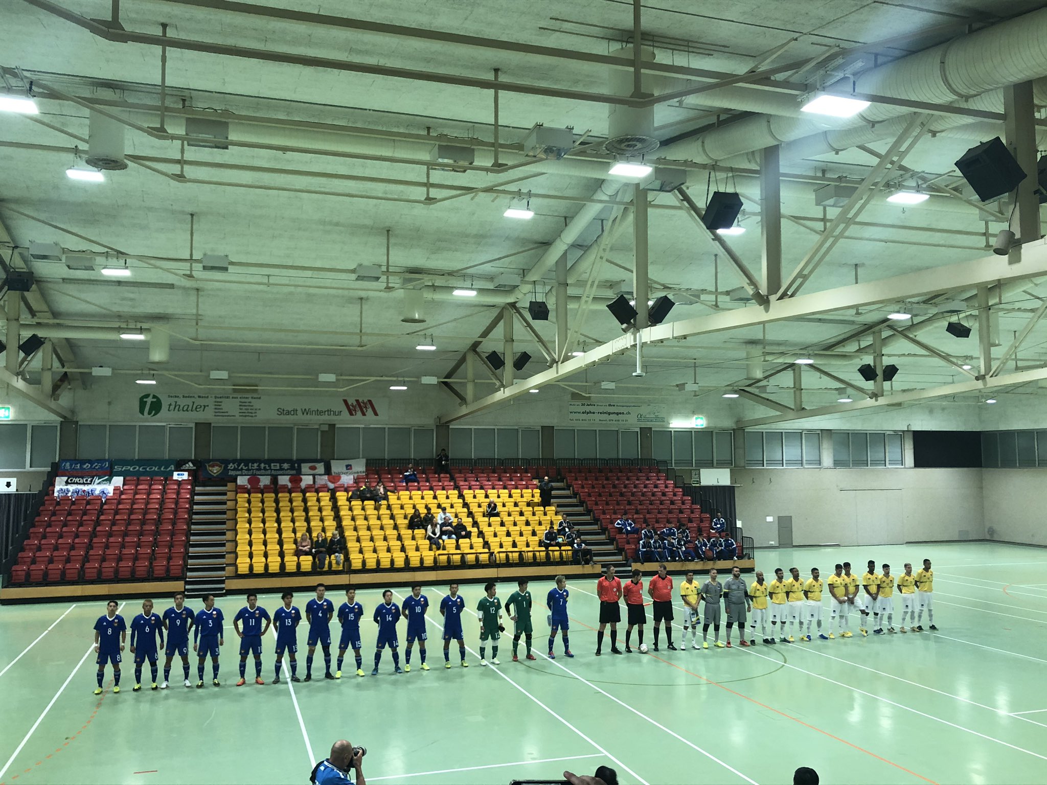 高野 佑 Yu Takano スイスで開催されているデフフットサル世界大会 日本代表は男女で出場 まもなく男子の初戦 ブラジル戦キックオフ これほどの横断幕や国旗があるのは日本だけ 6月のfリーグクラウドファンディングで作製した横断幕も掲げてもらっ