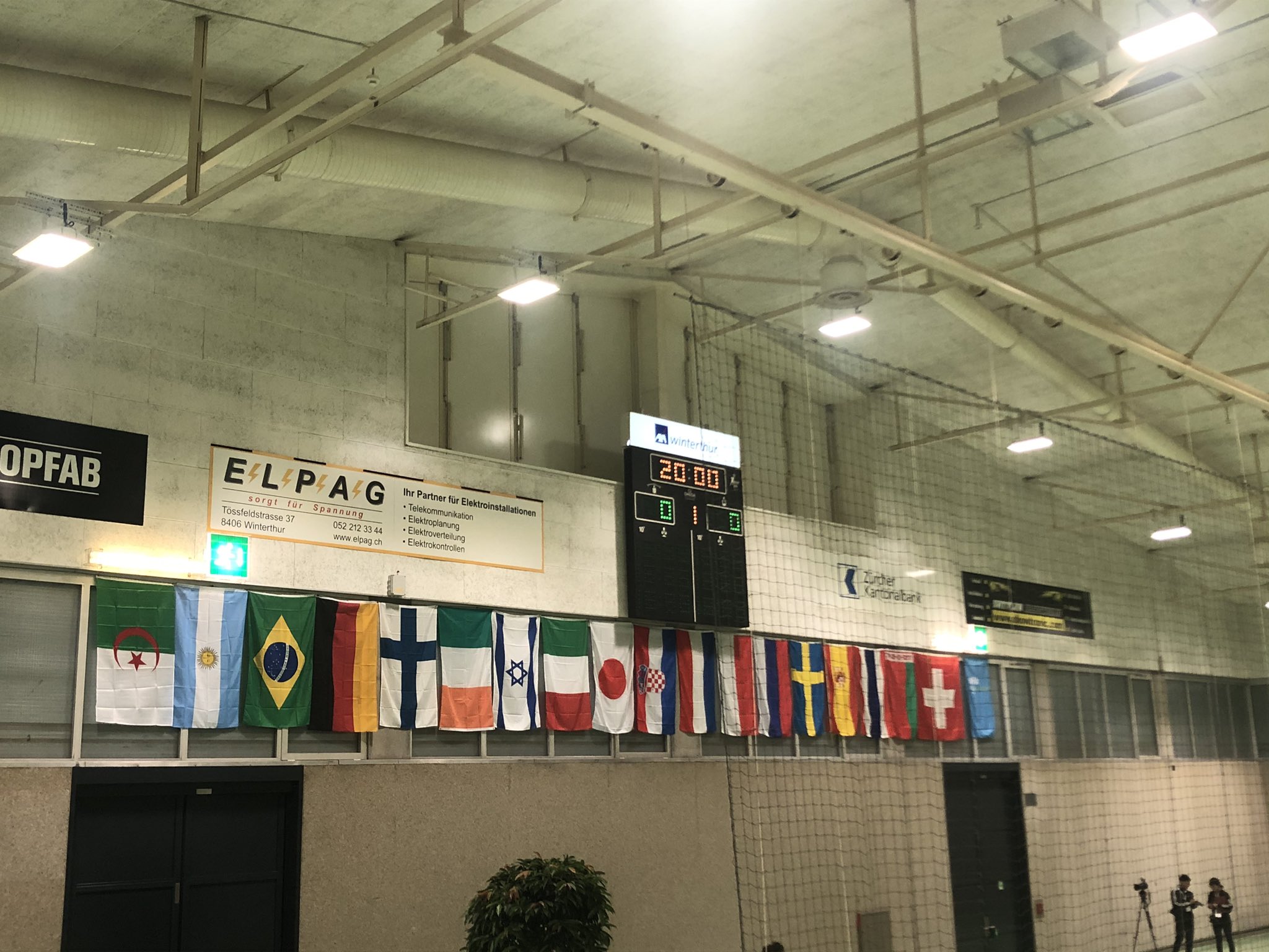 高野 佑 Yu Takano スイスで開催されているデフフットサル世界大会 日本代表は男女で出場 まもなく男子の初戦 ブラジル戦キックオフ これほどの横断幕や国旗があるのは日本だけ 6月のfリーグクラウドファンディングで作製した横断幕も掲げてもらっ