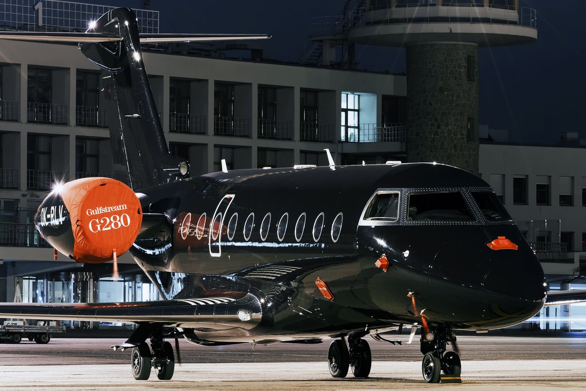 I don't know why but I am addicted to black planes 🤩 Isn't she georgeous? 🥰
#gulfstreamaerospace #OKRLV #aviation #aviator #aviationpics #aircraftgallery #aviationdaily #planes #aircraft #avgeek #planes #budairport