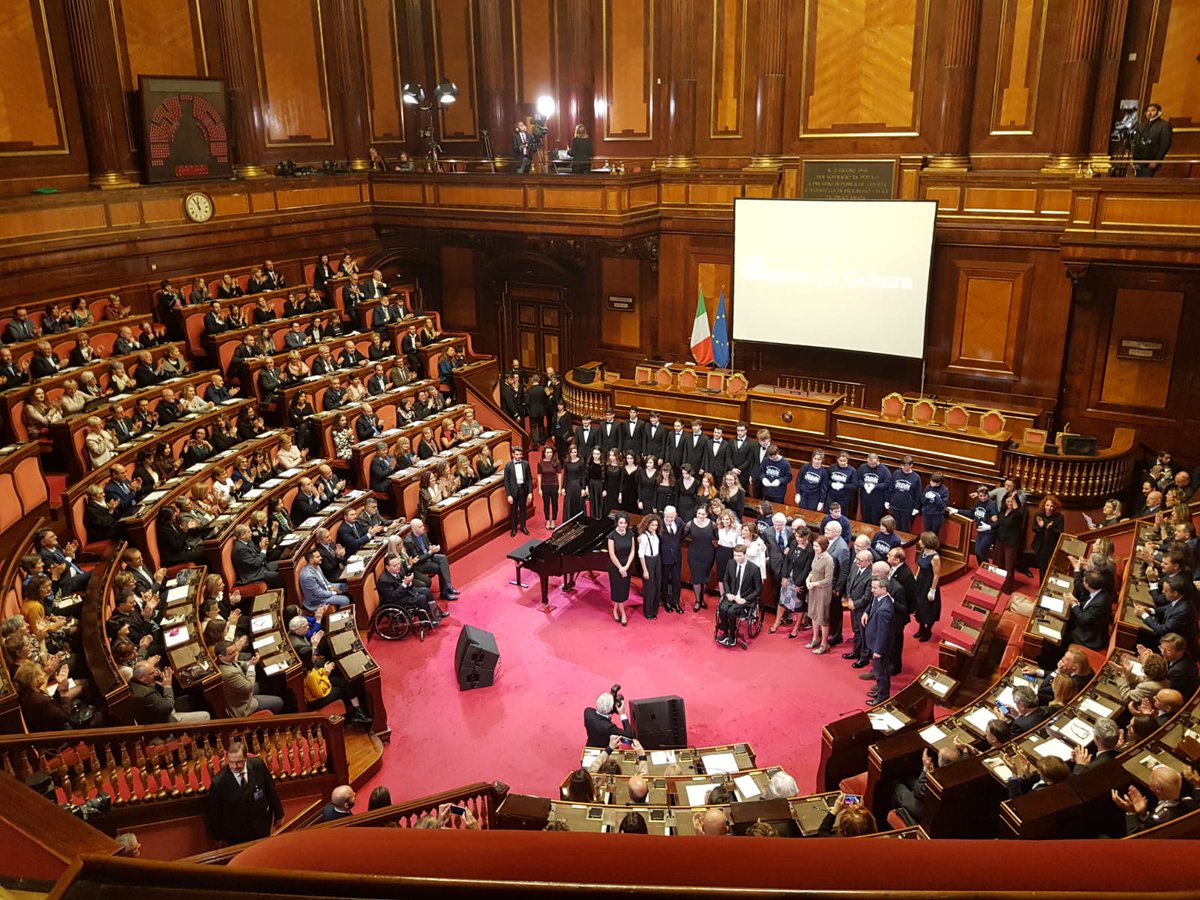 .<a href="/StefanoCiafani/">Stefano Ciafani</a> riceve, a nome di Legambiente tutta, da @Pres_Casellati il #PremioVolontariato2019 per il settore Ambiente. La manifestazione vuole valorizzare le eccellenze italiane dedicata al mondo del non-profit e della solidarietà.

#SenatoeCultura #9novembre