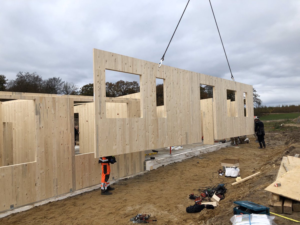 Seriøst af @kaaredybvad på <a href="/buildingawards/">Building Awards</a> at fremhæve fokus på træbyggeri. CLT Denmark har løsninger som er brugt i hele verden på mere end 20.000 projekter. Også i Skanderborg som fotoet er fra! #dkbyg #dkpol @danskbyggeri #arkitektur <a href="/perthomasdahl/">Per Thomas Dahl</a>