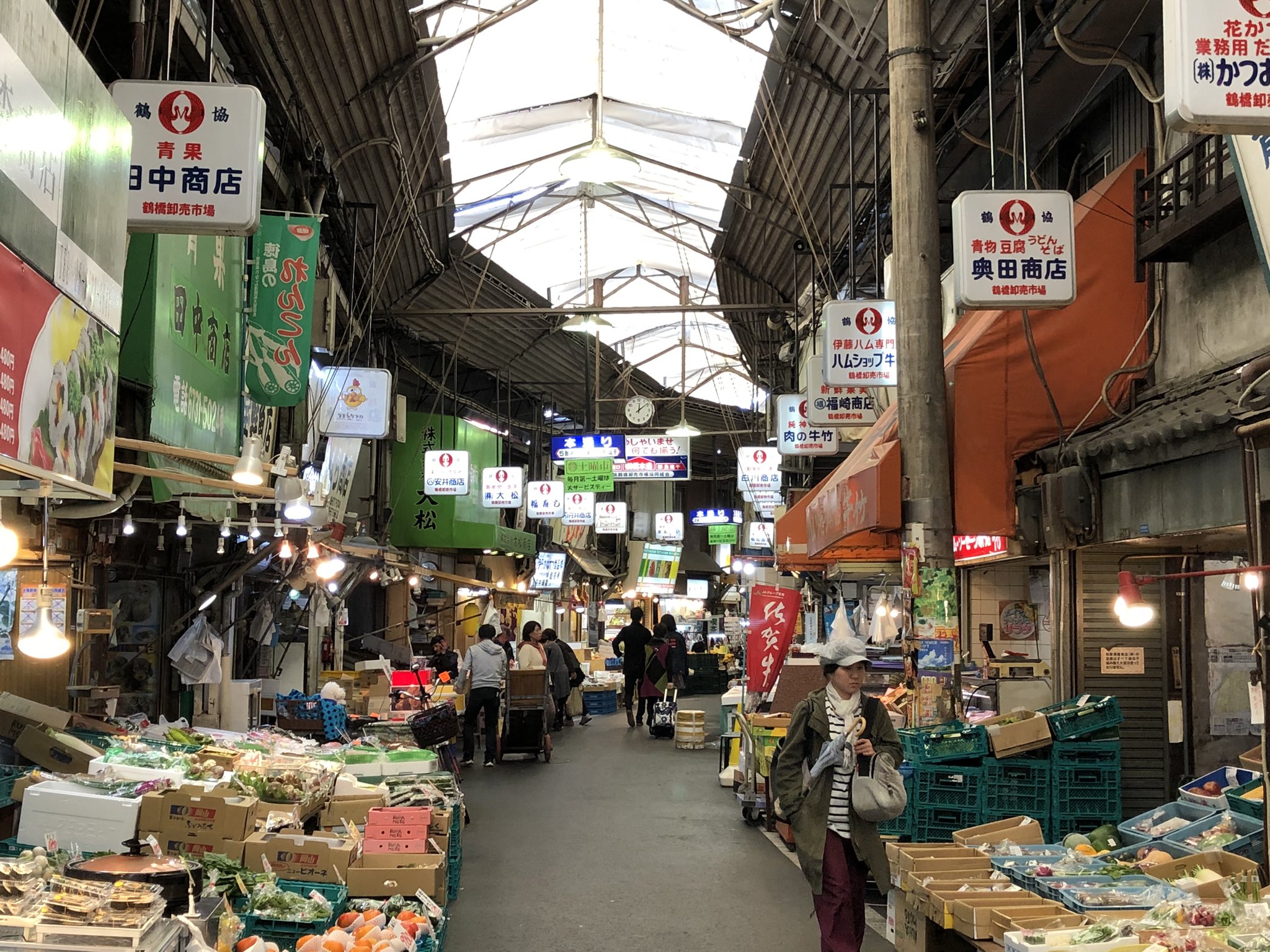 えくしん 本通の東側に位置する鶴橋卸売市場 鮮魚市場であり昼間でも魚の臭いがただよう 全蓋とは少し異なるものの鶴橋 本通からシームレスに接続しており普通に入れるが 無限に市場が広がっており迷子になる 伊勢湾で水揚げされ近鉄の鮮魚列車で運ばれ