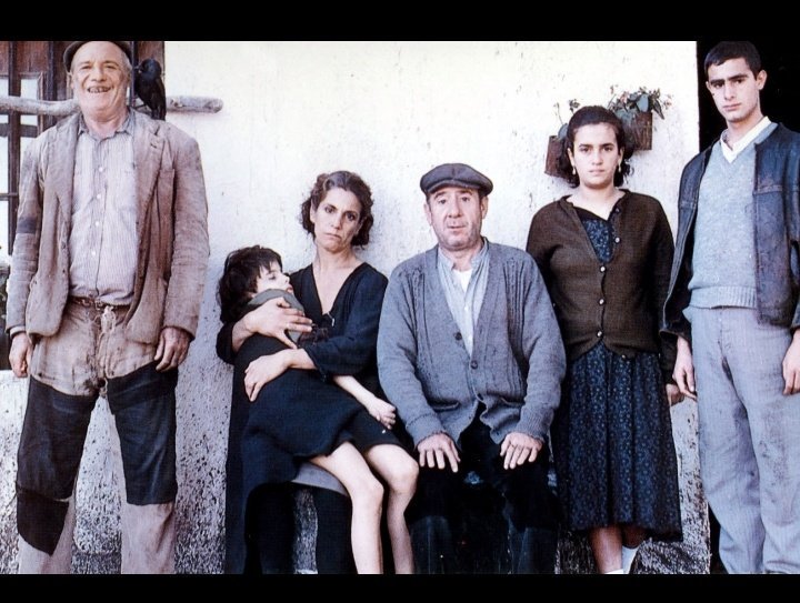 A quien votan los protagonistas de los Santos inocentes:

- La marquesa y el Obispo #PP
- El señorito Iván y el cura #VOX
- El administrador y su señora #Ciudadanos
- Paco, su mujer y sus hijos #PSOE
- Azarias #Unidas_Podemos

M. Delives retrato una España que todavía pervive.