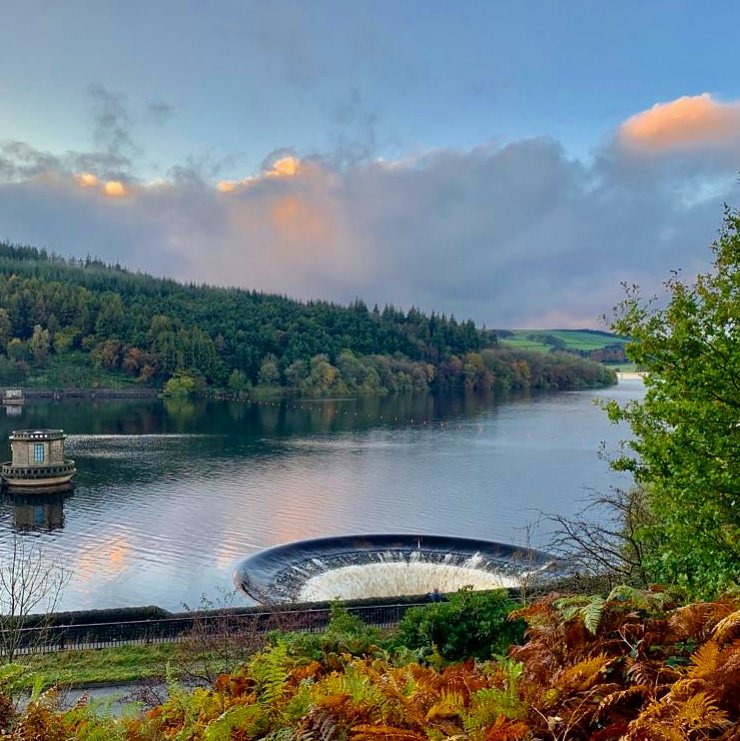 Autumn kisses the 
Ladybower  🍁

#ladybower #autumn #uniquedistrict #ig_masterpiece #reflections 
#peakdistrictnationalpark
#uniquedistrict #earthpix  #viewfromthetop #igpeakdistrict #greatshotz #brilliantbritain #beautifulbritain #autumnday 
#landscape_lovers #bestunitedkingdom